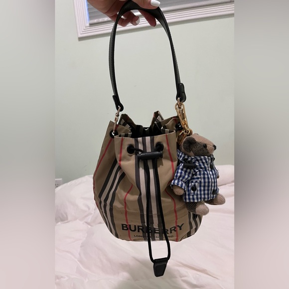 Authentic burberry bucket bag - Picture 3 of 3
